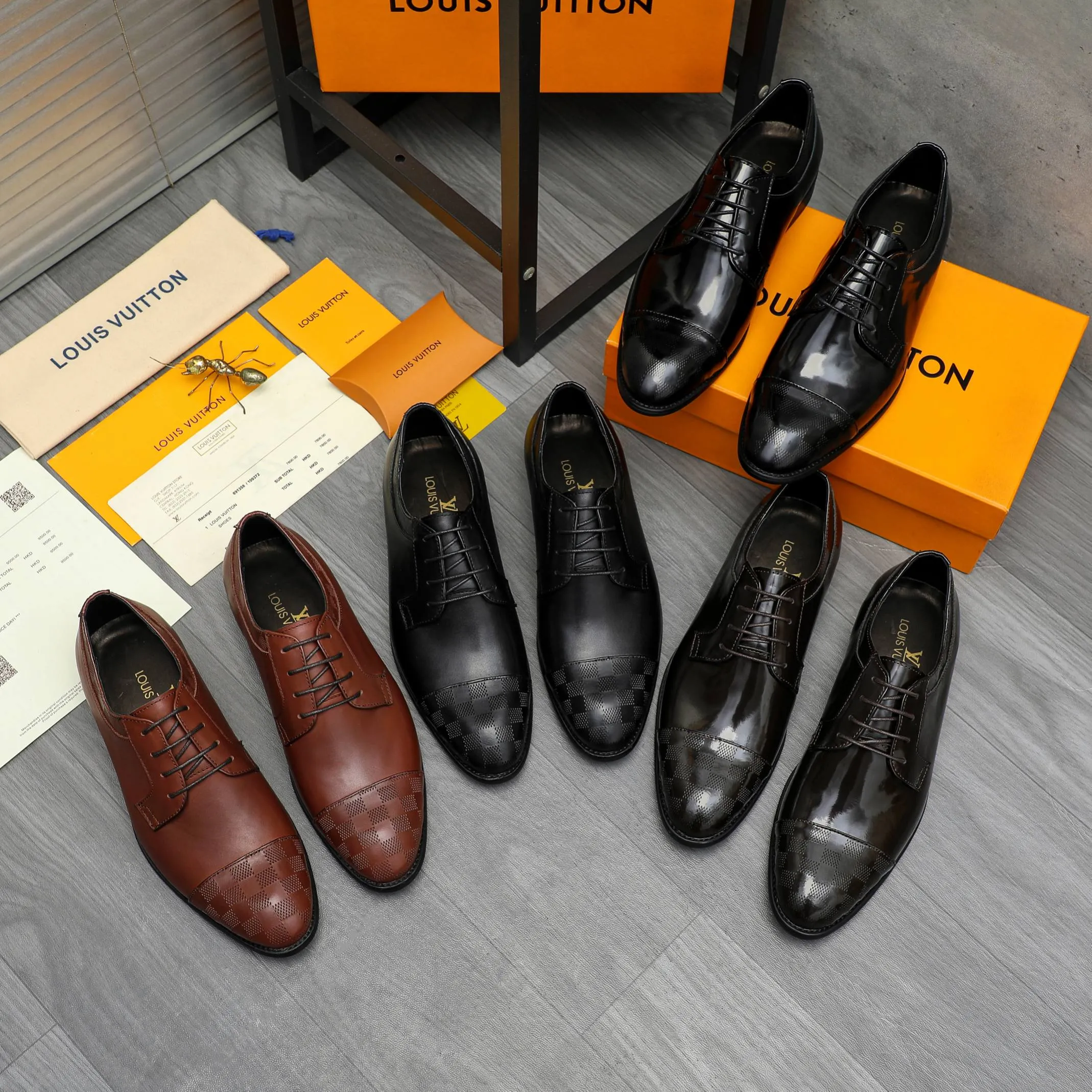 Men's shoes 💰p460 Product trademark: LV (Louis Vuitton) business lace-up leather shoes True size: 39-44 Product material: Selected lacquered cowhide stitching classic embossed upper, cowhide lining, original rubber outsole
